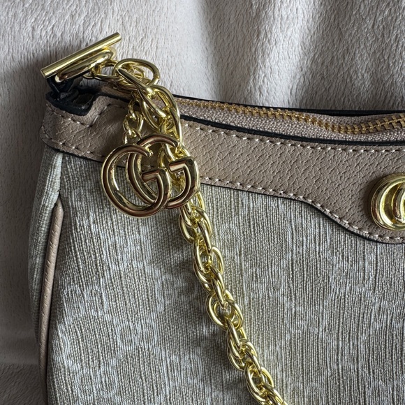 Gucci Beige Monogram Shoulder Bag with Green & Red Web Strap - Picture 3 of 9